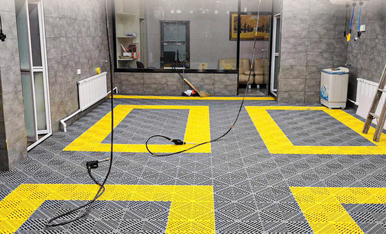Wasserdichte Autowaschanlage Splicing Gittergitter Kunststoff Garage Bodenfliese in 40 * 40 * 4cm Größe